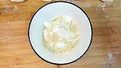 发面白糖芝麻饼，用电饼铛就能做，放凉也不发硬