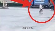 “民工小哥”骑自行车被抢，过程堪称“变魔术”原谅我忍不住笑了
