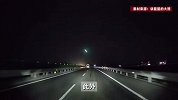 夜空中一道绿光划过疑似陨石，多地均有目击者，当地应急局回应