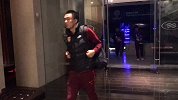 PP前方-球员返回酒店神情严肃 刘洋下楼梯需搀扶