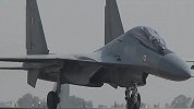 智利空军一表演飞机坠入居民区 飞行员坠机前跳伞逃生