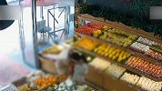 男子水果店内亲吻陌生女童 监控画面令人瞠目结舌