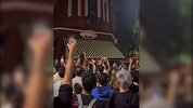 球王值得！梅西与家人外出用餐 数百名阿根廷球迷围观高歌