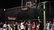 篮球-18年-社会主义篮筐有毒！路威现身苏州街球场连续补篮不进-新闻