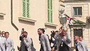视频-意大利队抵达奎里纳尔宫 准备接受总统接见