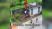 广西一乡村小学开学，全校3个孩子庄严敬礼高唱国歌！引网友泪目