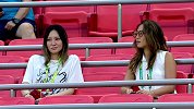 国安赛前众生相：冷艳美女看台吸睛 大叔望远镜真给力