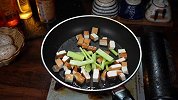 制作豆腐干家常做法，简单又好吃的豆腐干炒芹菜，超级下饭