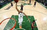 字母哥24+14伦纳德洛瑞空砍61分 雄鹿逆转猛龙总分1-0
