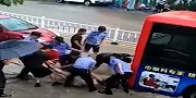淄博遭暴雨袭城道路变“大海”  女子被大水冲进公交车底不幸溺