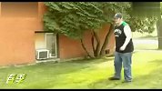 踢球失败居然把球压爆了！国外爆笑！