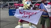 PP体育现场直击-温格离任仍躺枪 球迷萨马拉竞技场高举“出局”横幅