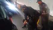 重庆一男子驾车追尾后逃逸途中连撞多车 警方隧道内抓捕画面曝光