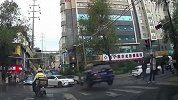 事发瞬间曝光！奥迪车过路口直接“起飞”连撞多车，警方回应