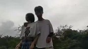 广东情侣铁轨旁边拍动感小视频 结果被火车风力拍打在地
