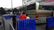 中超-17赛季-鲁能南下上海备战补赛 王大雷签名合影来者不拒深得申花球迷喜爱-专题