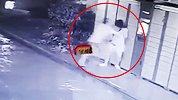 女子凌晨小区内被男子强抱 保安无视女业主呼救