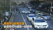 司机一个错误 执勤交警遭遇“开门杀”被撞骨折