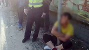 搞笑！司机被查耍赖抱树不走大喊：我害怕