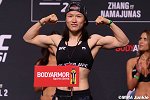 张伟丽VS罗斯称重对视 枪与玫瑰之战明日如约上演