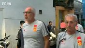 马代道路狭窄国足大巴无法抵达球场  球员步行前往