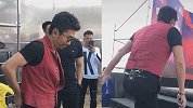 天王们都怎么了？连沙宝亮都在路边简陋的舞台上走穴演出！