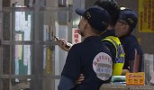 监控拍下诡异一幕：8岁女孩从14楼跌下 竟站起来乘电梯回家