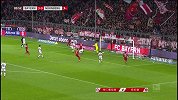 阿拉巴生吃纽伦堡后卫强行传中 莱万射门被后卫挡出