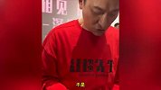刘德华深圳路演，粉丝拿30年前签名照求鉴定真假：老公当年拿它求婚的
