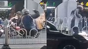 男子骑摩托违法被查殴打辅警：连挥5拳击倒，再抡头盔暴锤