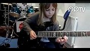 8岁摇滚女孩弹吉他爆红!她演奏了摇滚乐队Strat