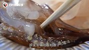 日本小伙尝试海鲜新吃法，将活章鱼放在煤气灶上烤，画面太刺激