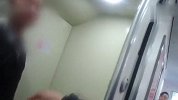 男子动车吸烟致列车减速 戴手铐跳起来打民警耳光