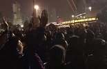 上海德比一触即发！申花无票球迷八万人球迷通道入口高唱队歌