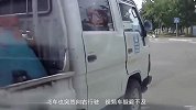 货车拐弯居然不打转向灯，真的是害人不浅啊！