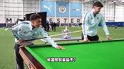 曼城官方晒视频 赵心童教特拉福德和刘易斯打台球