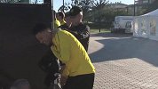 这孩子傻了吧！桑乔在法夫尔面前哈哈傻笑乐弯了腰