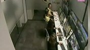 被球迷扒出来了！这个主裁在2019年庆祝皇马丢球