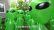 院子里布满外星人，两只狗狗看到后，接下来忍住别笑