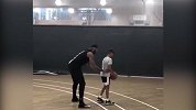篮球-18年-安东尼亲自指导儿子进攻技巧 小甜瓜完成得非常出色