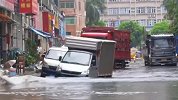 珠海遭暴雨袭击 街道成河道 开车如行船