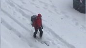 西班牙遭遇罕见暴雪：街头变滑雪场，还有雪橇犬出没