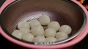 汤圆花样吃法，把汤圆丢进滚烫的油锅中，出锅瞬间变美食