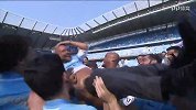英超-1718赛季-蓝月首功之臣！曼城球员高举瓜迪奥拉庆祝