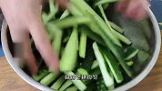 客家奶奶级秘制青瓜生做法，入口爽脆好吃，天热做一大盆汁都喝完