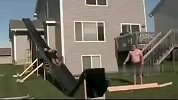 外国肥男后院玩滑梯 空中飞起的悲剧