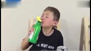 生活-熊孩子玩出新高度，7岁男童挑战各种味觉极限