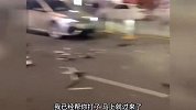 男子开宝马撞倒路人后逃逸，外卖小哥拍下证据高喊：他跑不掉的