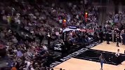 臂力太惊人！WNBA球员凯尔西-普拉姆徒手将T恤扔出几层楼高
