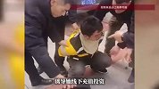 假军官骗女友投资，冒充“骑手”街头取现，刚得手就被抓获